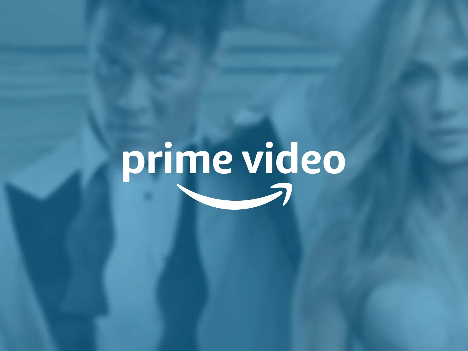 The Prime Video logo in white over a blurred scene from Una boda explosiva, in Prime blue