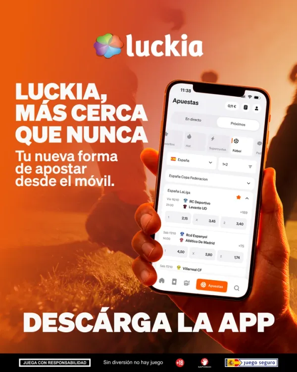 “Luckia, más cerca que nunca” next to a hand holding the betting screen of the app